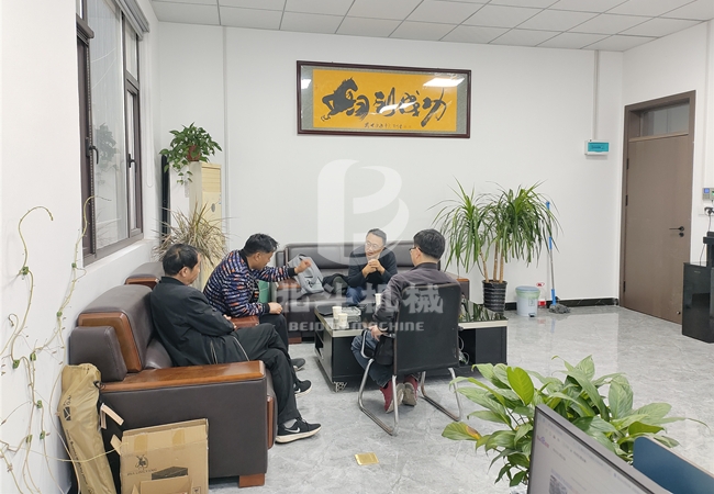 客户来访我公司进行锯末蜜桃AV网址在线观看实地考察